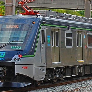 Trem do metrô do Recife apresenta problema mecânico 