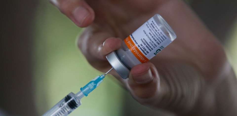 Butantan e Fiocruz recebem insumos para continuar a produção de vacinas contra Covid