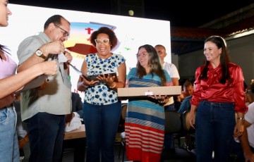 Márcia Conrado realiza entrega 747 notebooks para professores de Serra Talhada