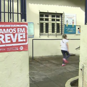 Professores da rede municipal do Recife deflagraram greve nesta segunda-feira (7)