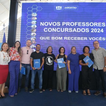 Mano Medeiros empossa novos professores aprovados no concurso público do Jaboatão