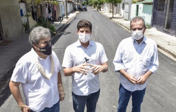 João Campos acompanha serviços de recapeamento em vias da Vila Santa Luzia 