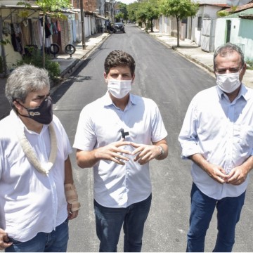 João Campos acompanha serviços de recapeamento em vias da Vila Santa Luzia 