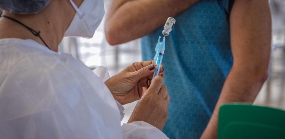 Vacinados contra Covid-19 devem ficar atentos a prazo da segunda dose 