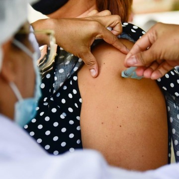 Caruaru amplia vacinação para pessoas com 34 anos ou mais 