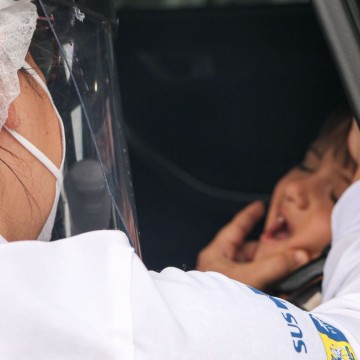 Drive-thru no Recife realiza imunização de crianças contra poliomielite