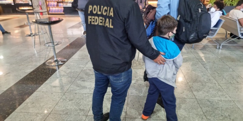 A Polícia Federal informou que a autorização para a criança voltar para a Europa foi expedida pela justiça pernambucana no dia 10 de dezembro, que viajou com um primo brasileiro de volta à Suíça