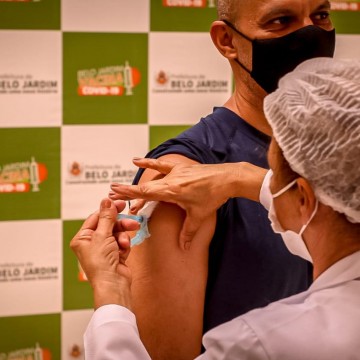 Belo Jardim inicia vacinação contra a Covid-19 para idosos de 61 anos nesta segunda-feira