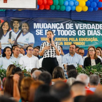 Governadora Raquel Lyra entrega 170 títulos de propriedade a famílias de Serra Talhada