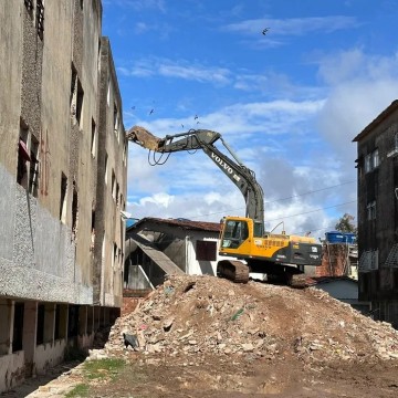 Mais um edifício condenado começa a ser demolido em Olinda