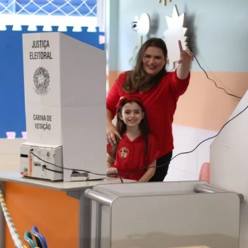 Marília Arraes votou agora pela manhã em escola na Zona Norte do Recife