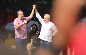 Danilo Cabral entrega bandeira de Pernambuco para Lula em ato político