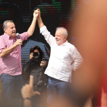 Danilo Cabral entrega bandeira de Pernambuco para Lula em ato político