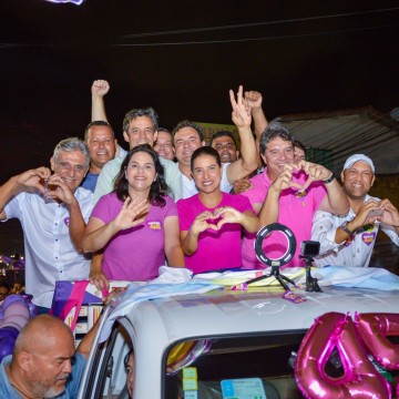 Deputados do Litoral Norte Guilherme Uchoa Jr e Mário Ricardo abraçam Raquel Lyra no encerramento da campanha na região 