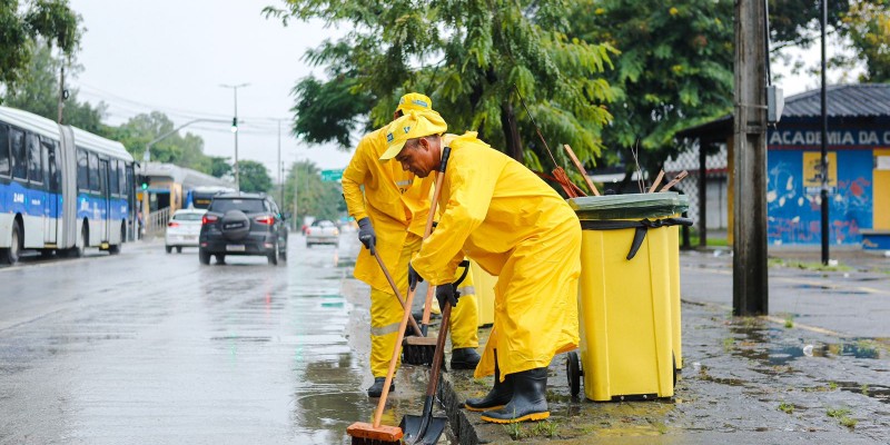 São dias de serviço intenso para garantir o funcionamento do Recife após as chuvas que caíram sobre a cidade nos últimos dias.