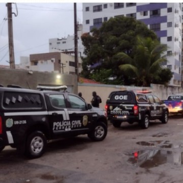 Operação prende delegado e três policiais por roubo, extorsão e abuso de autoridade em Pernambuco