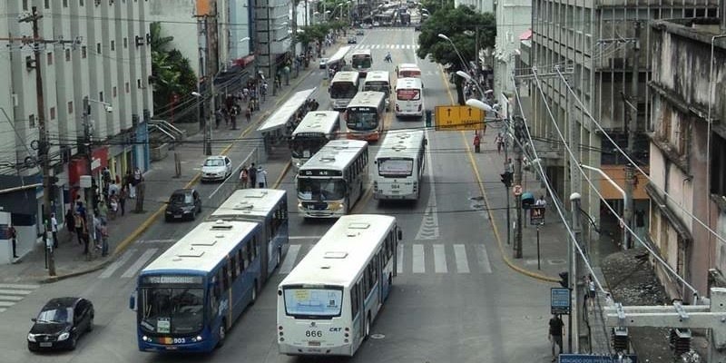 O debate acontece no primeiro dia útil da implementação do bilhete único nos ônibus do Grande Recife