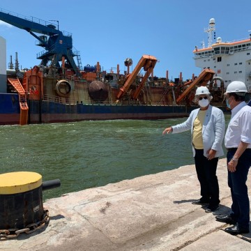Vistoria técnica da UFPE em dragagem do Porto do Recife investiga surgimento de lixo no litoral sul