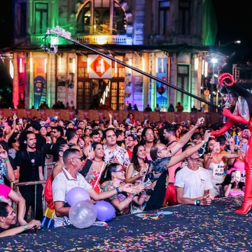 Maior Carnaval da história do Recife chega ao fim com milhares no Marco Zero até o dia amanhecer