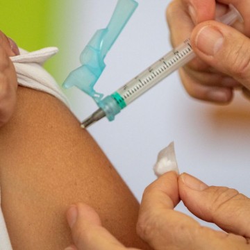 Covid-19: vacina bivalente está disponível para os públicos prioritários