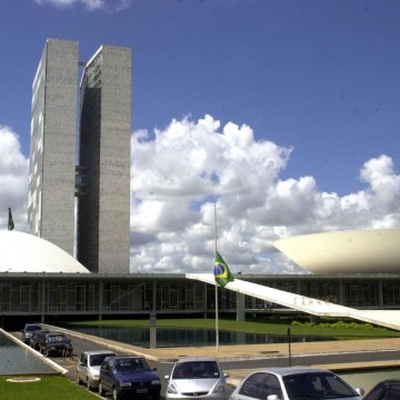 Raquel Lyra participa de ato em Brasília pela democracia; Isabella de Roldão representa o Recife