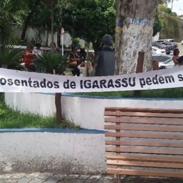 No dia do prefeito, servidores públicos realizam protesto na Prefeitura de Igarassu