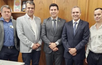 Prefeito de São José do Egito vai à Brasília e se reúne com deputado Carlos Veras 