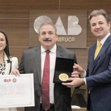 OAB reconhece Eriberto Medeiros como “grande parceiro da advocacia pernambucana”