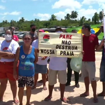 Comerciantes protestam contra construção de muro na praia de Mangue Seco