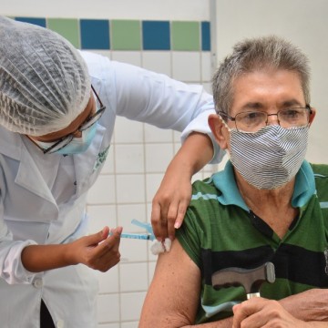 Quinta dose da vacinação contra Covid-19 começa para pessoas acima de 80 anos em Camaragibe