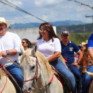 Em Cumaru, Eriberto Medeiros e Eriberto Filho participam de grande cavalgada pelo Dia do Trabalhador