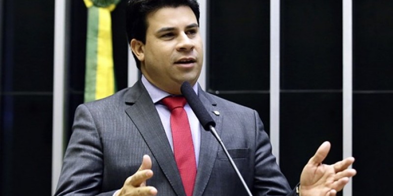 De acordo com o deputado, o país precisa ser reconstruído e a permanência de Bolsonaro no poder significa a 