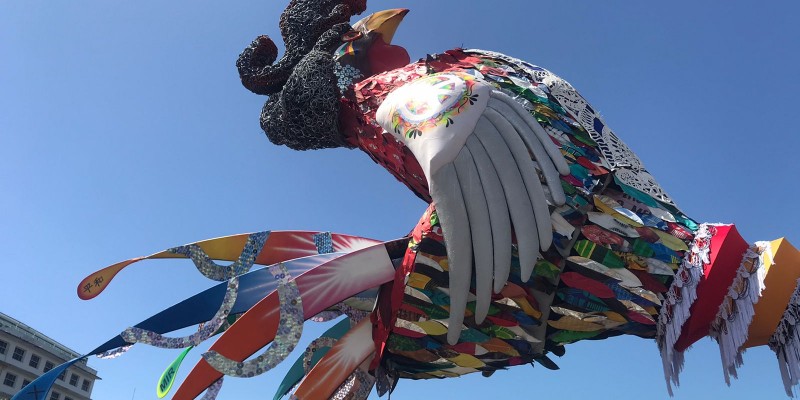 Um dos dos maiores símbolos do Carnaval de Pernambuco tem 28 metros de altura, pesa 8 toneladas e ganha o nome de “Galo Gigante da Paz”
