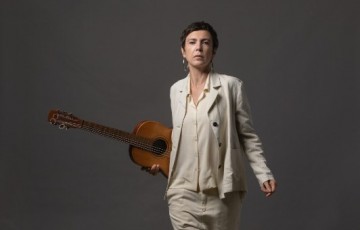  Adriana Calcanhotto promete um espetáculo envolvente em voz e violão, palco do Teatro RioMar