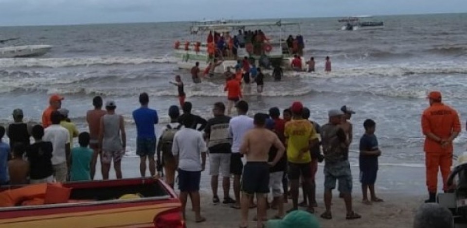 Duas pessoas morrem após catamarã colidir em uma pedra em Maragogi
