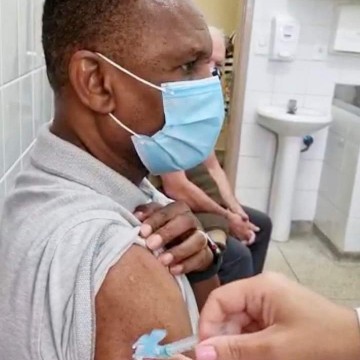 Deputado Ossesio Silva toma 2° dose da vacina contra a Covid-19 