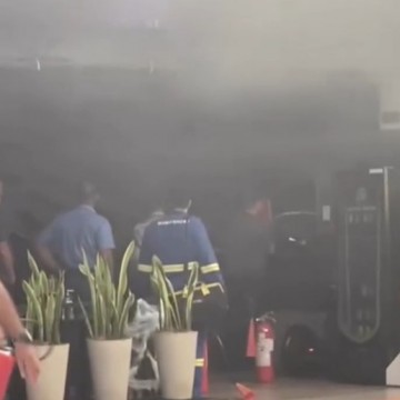 Incêndio atinge restaurante dentro do Shopping Guararapes, em Jaboatão