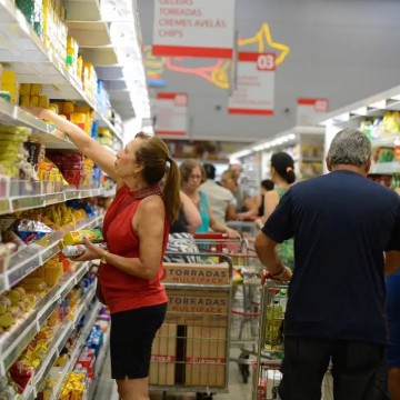 Preço de alimentos e juros contribuíram para frear inflação em 2023