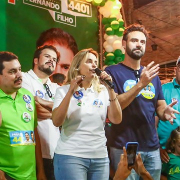 Alessandra Vieira participa de Comício em Casinhas e afirma que sua chapa já está no segundo turno