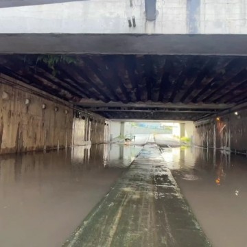 Túnel Felipe Camarão segue interditado por alagamento; mesmo com bloqueios, condutores seguem trafegando no local
