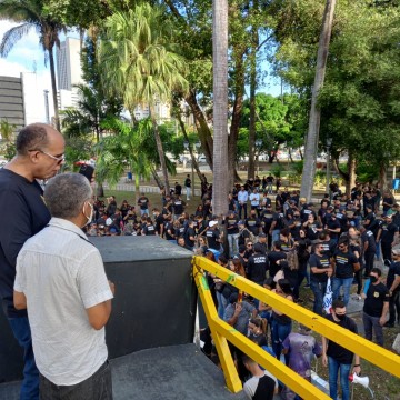 Policiais penais realizam passeata no Recife