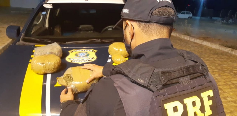 Passageiro de ônibus é detido com maconha dentro de mochila no sertão em Pernambuco