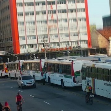 Galo da Madrugada: montagem da estrutura muda itinerário de 135 linhas de ônibus