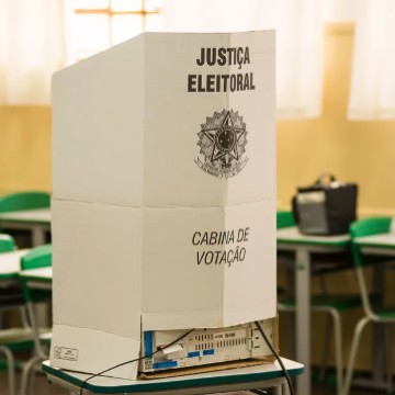 TSE barra eleitores de levar celular para cabine de votação