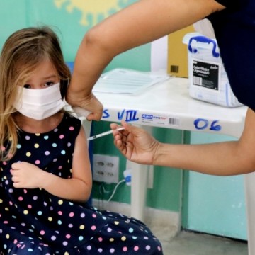 Para evitar perdas, Recife concentra vacinação contra Covid-19 em crianças com 3 e 4 anos em quatro locais