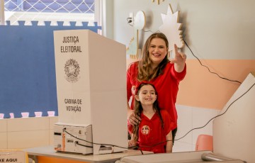 Marília Arraes vota no Recife e fala confiante na vitória