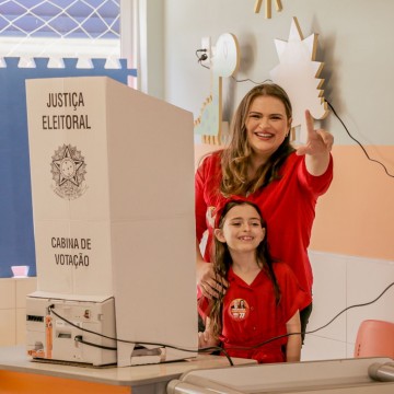 Marília Arraes vota no Recife e fala confiante na vitória