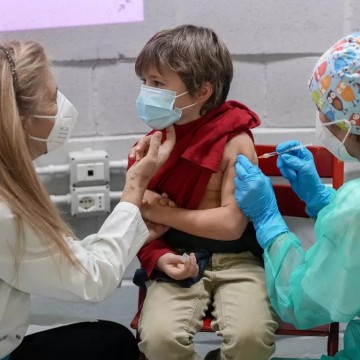 Em Pernambuco, Fiocruz oferece vacina contra Covid-19 para público dos 3 aos 17 anos