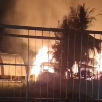 Incêndio atinge empresa de reciclagem em Abreu e Lima; bombeiros fazem rescaldo nesta manhã 