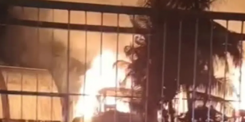 Os moradores do local afirmaram em vídeos nas redes sociais que não é a primeira vez que o terreno é foco de incêndio.